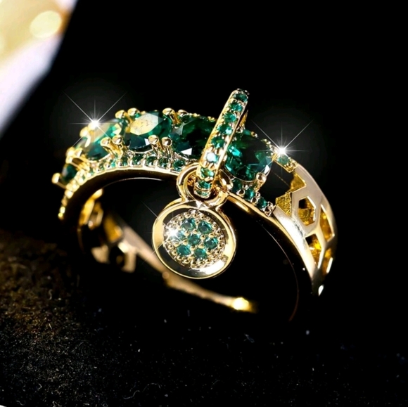 BRAND NEW ** Elegant Gold and Green Gemstone Ring - Picture 2 of 3